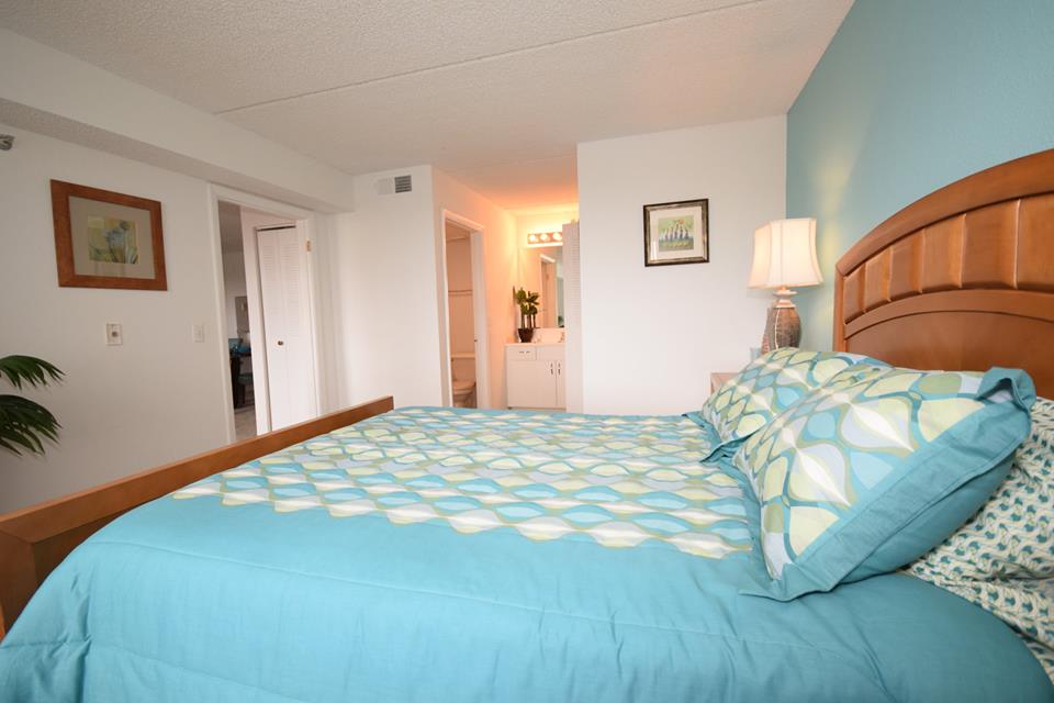 Tennis Towers Apartments - West Palm Beach Contemporary