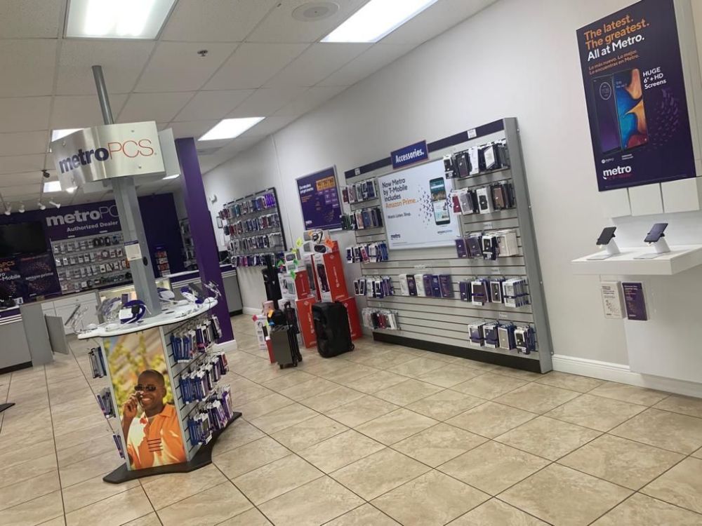 Metro by T-Mobile - Naples Environment