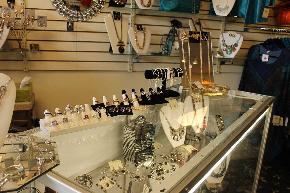 Carriage House Gifts Jewelry & Apparel - Findlay Informative