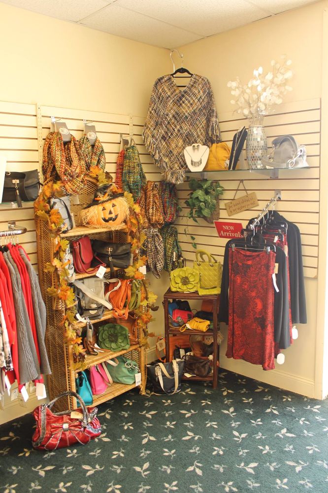 Carriage House Gifts Jewelry & Apparel - Findlay Accommodate