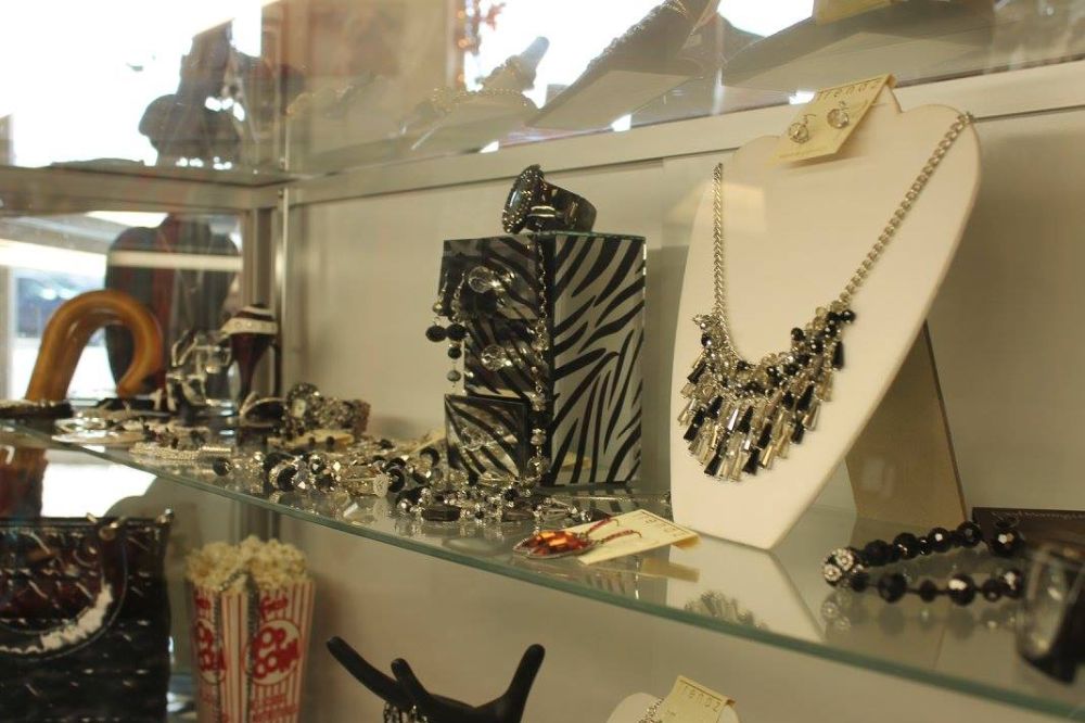 Carriage House Gifts Jewelry & Apparel - Findlay Established